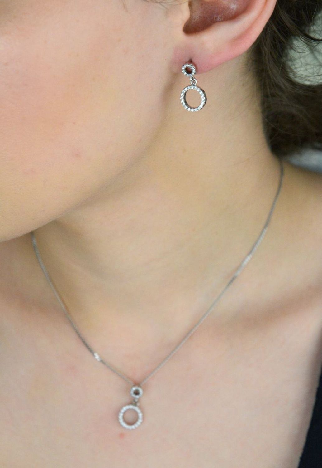 Kolczyki srebrne próba 925 dwa kółeczka wiszące w cyrkonie K 2751.jpg